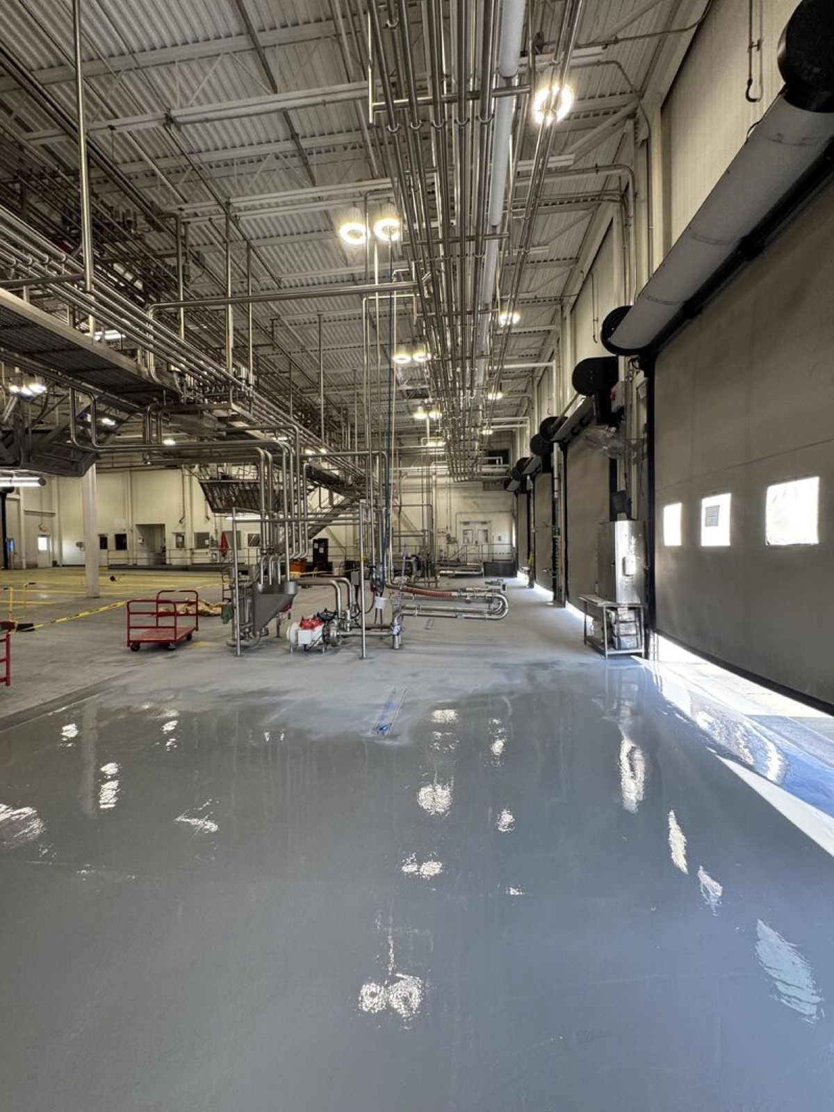 Finished glossy SaniQuartz floor in a dairy production space after shutdown resurfacing